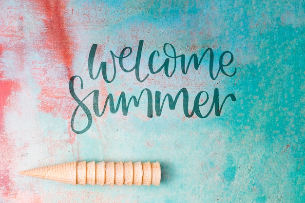 Fondo con tipografía de verano con elementos veraniegos