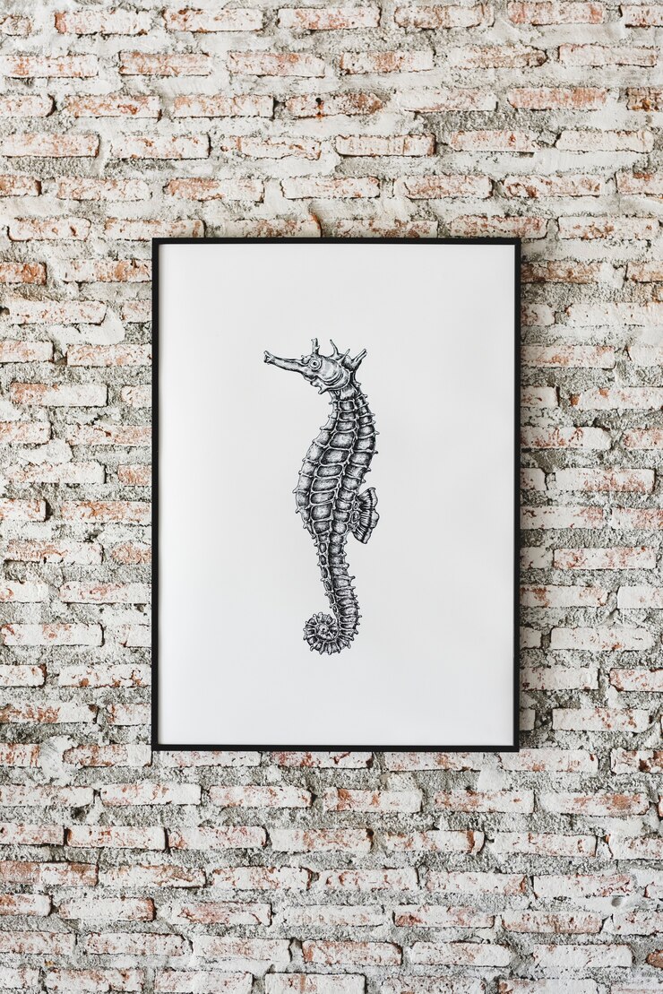 PSD la foto del caballito de mar de dibujo a mano está colgando en la pared