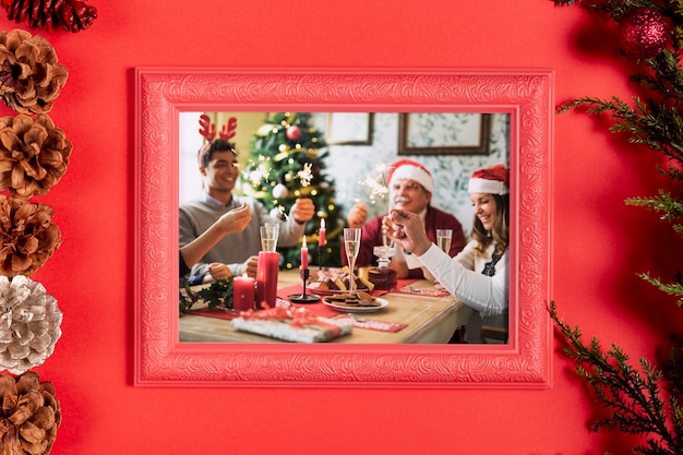 PSD foto de família emoldurada com pinhas