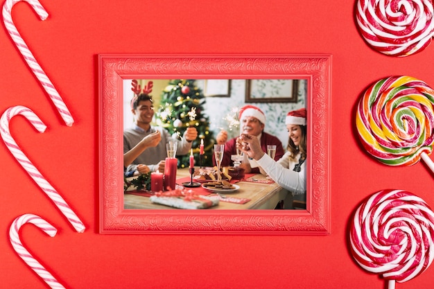 Foto di famiglia incorniciata con bastoncini di zucchero e lecca-lecca