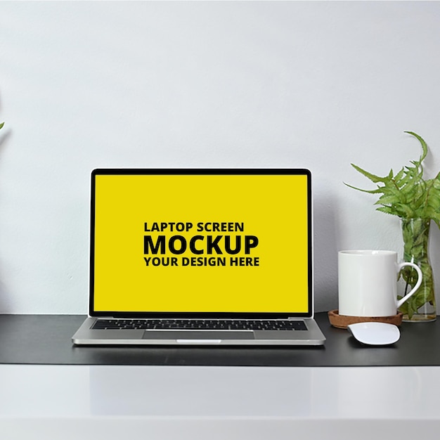 Foto de espacio de trabajo minimalista con una maqueta de portátil en la mesa