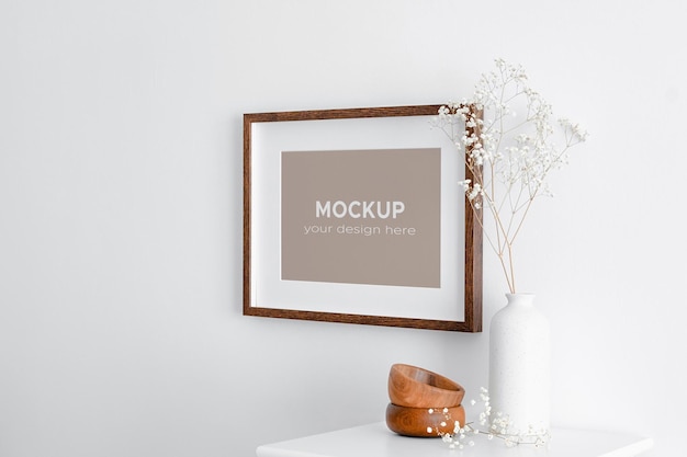 Foto horizontal ou maquete de quadro de arte na parede branca com planta de gipsófila seca em um vaso