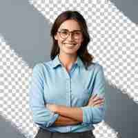 PSD foto de una mujer alegre y segura de sí misma con los brazos cruzados, gafas, camisa azul, fondo gris aislado, aislado sobre un fondo transparente.