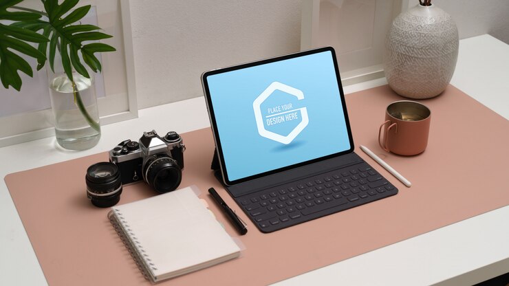 PSD foto recortada de maquete de tablet digital com teclado