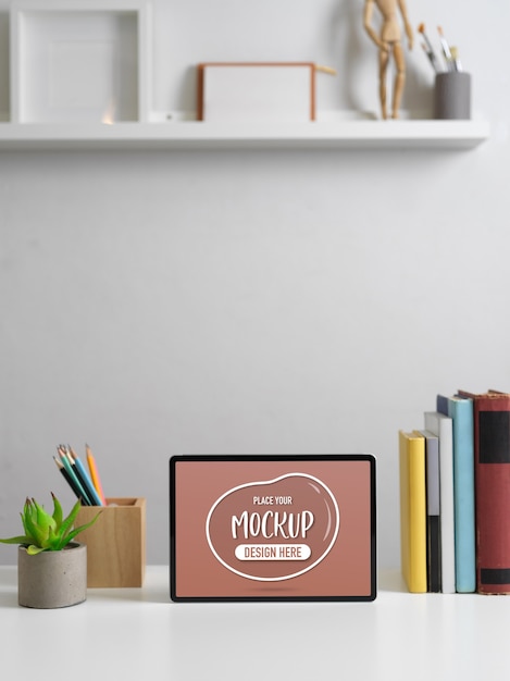 Foto recortada de mesa de trabalho moderna com simulação de tablet