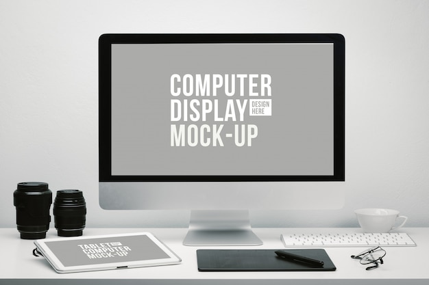 Fotograf Arbeitsbereich mit Computerbildschirm und Tablet mit leerem Bildschirm für Modell auf Schreibtisch mit Tastatur, Kameraobjektiv, Brille, Kaffeetasse und Stifttablett