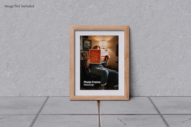 Fotografia in cornice con pavimento in ceramica a piastrelle e modello di mockup della consistenza dello sfondo della parete in cemento
