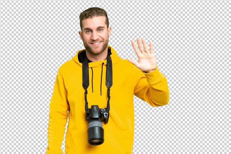 PSD el fotógrafo más joven sobre el fondo de la llave de croma aislada contando cinco con los dedos