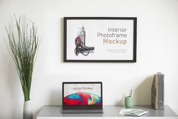 Fotorahmenmodell an der Wand mit Innenarchitekturdekor