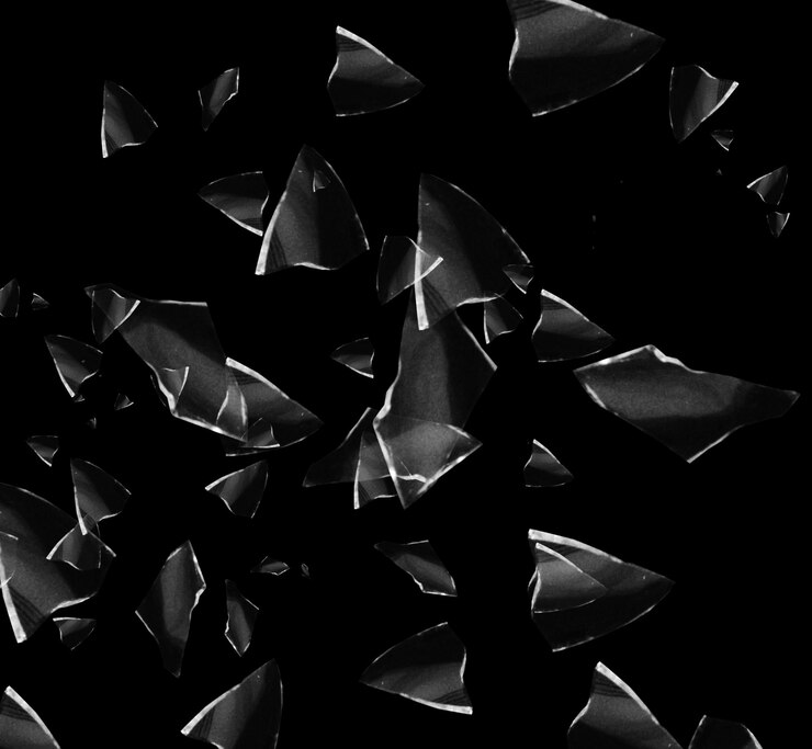 PSD des fragments de verre brisés sur le noir