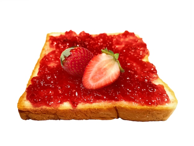 PSD des fraises fraîches sur une tranche de pain avec de la confiture de fraises sur un fond transparent