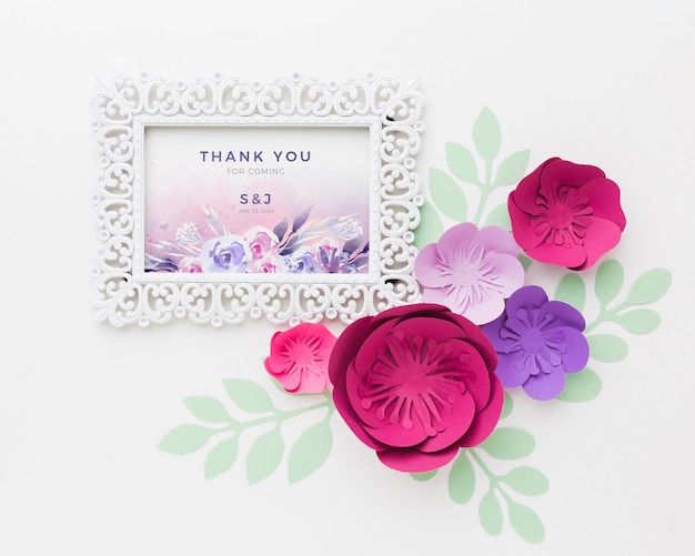 Frame mock-up con fiori di carta su sfondo bianco