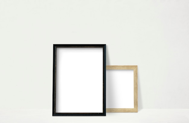 Frames an eine Wand gelehnt