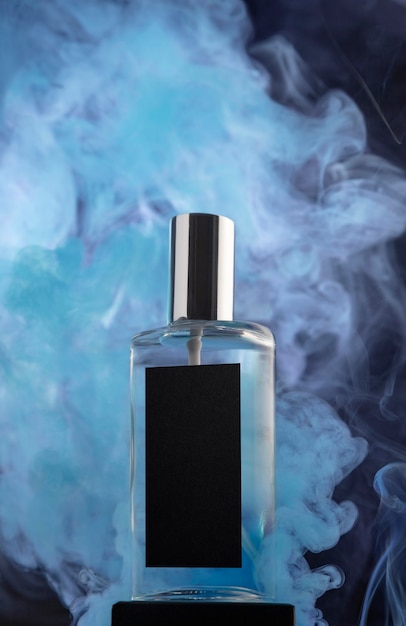 Frasco de perfume e fumaça azul