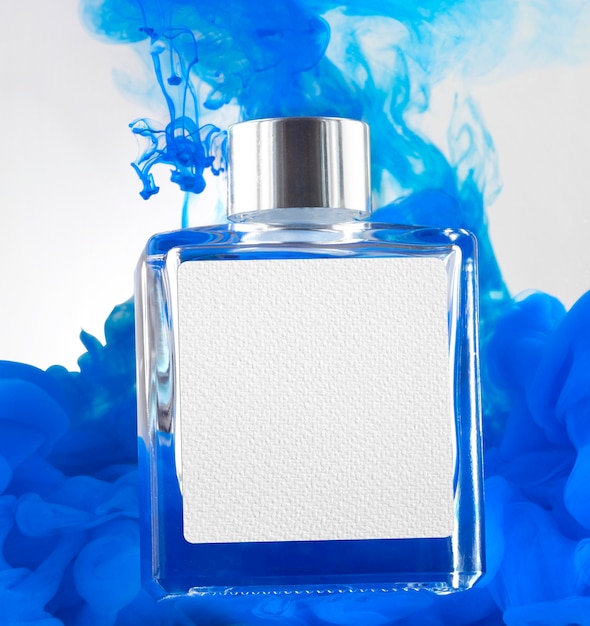 PSD frasco de perfume e maquete de fumaça azul