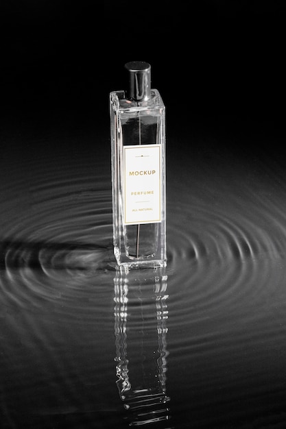 Frasco de vidro com maquete de perfume com água limpa