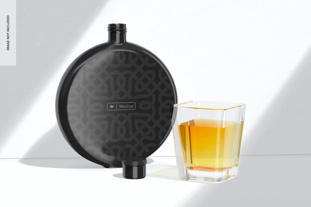 Frasco de licor redondo con maqueta de vaso de whisky