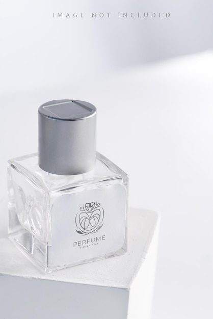 Frasco de perfume de aroma de paquete de producto de vidrio en soporte con luz solar,