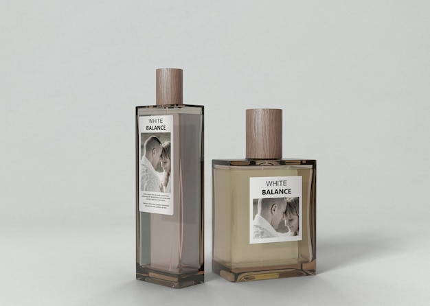 Frascos de perfume com sabor na mesa