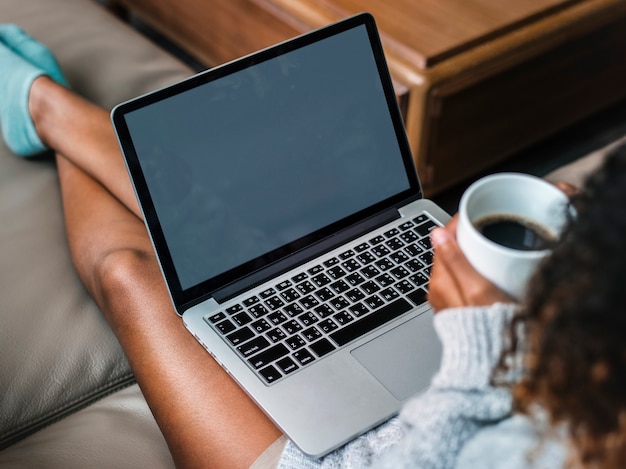 Frau arbeitet an einem Laptop