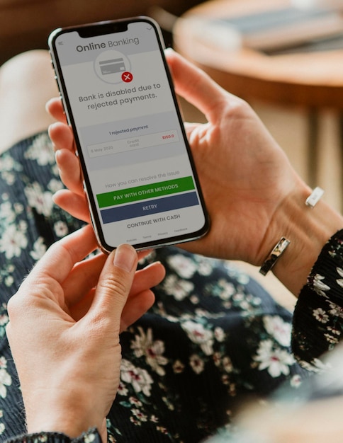 Frau benutzt ein Handy-Mockup mit einem behindertem Bankkonto wegen abgelehnter Zahlungen