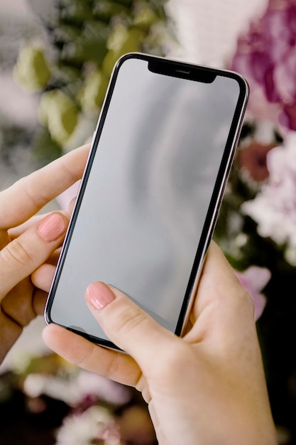 Frau benutzt ein Mobilbildschirm-Mockup