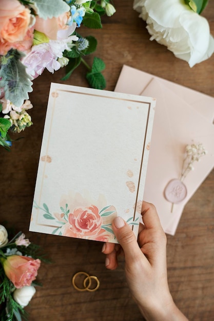 Frau, die ein Blumenkartenmodell hält