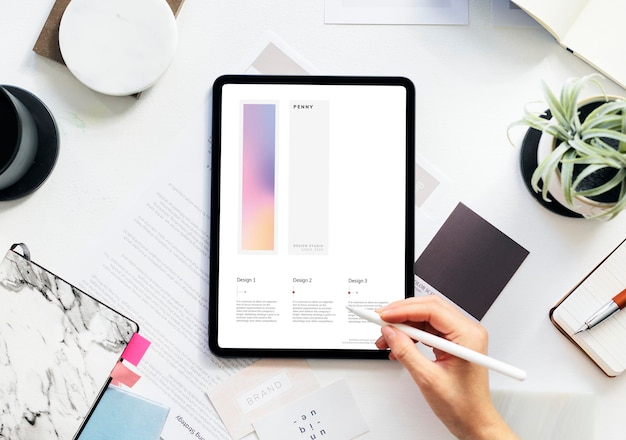 Frau, die ein digitales Tablet-Modell verwendet