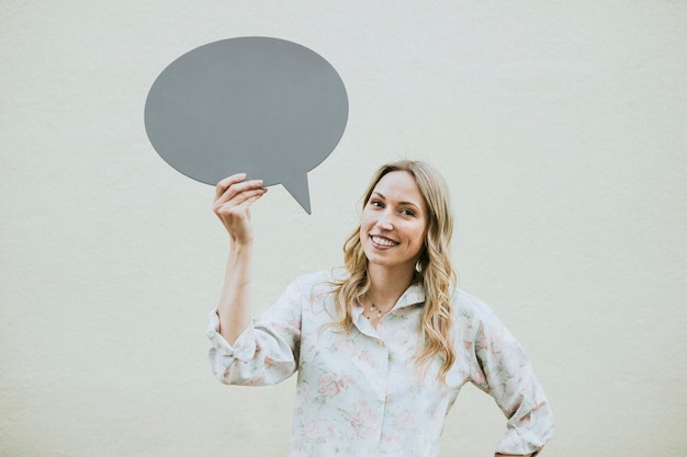 Frau, die eine leere Sprechblase zeigt