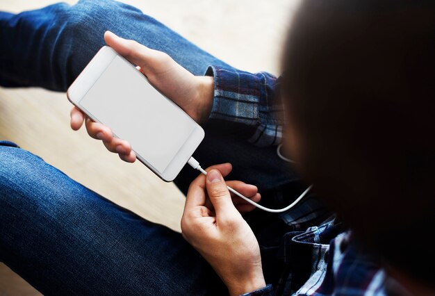 Frau, die einen Smartphonekopienraum verwendet und auflädt