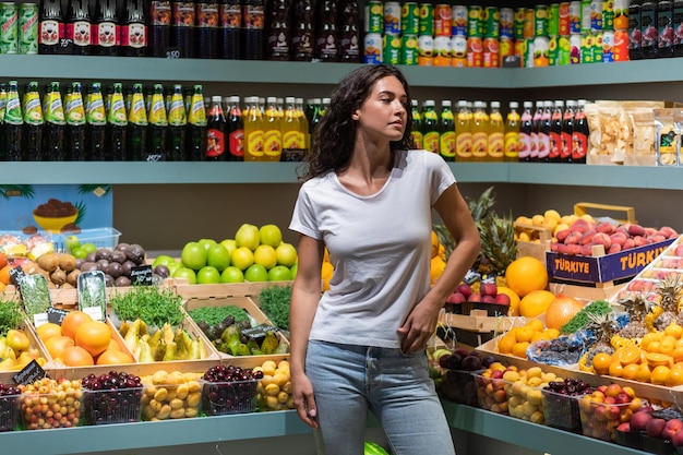 Frau, die frische Produkte im Lebensmittelgeschäft durchsucht