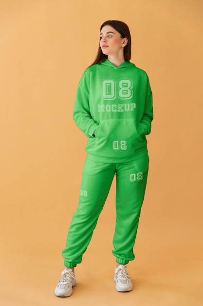 Frau, die im vollständigen Schuss des Hoodie aufwirft