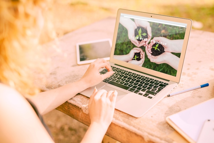 PSD frau, die laptopmodell in der natur verwendet
