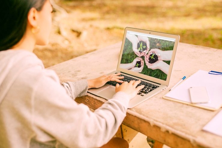 PSD frau, die laptopmodell in der natur verwendet