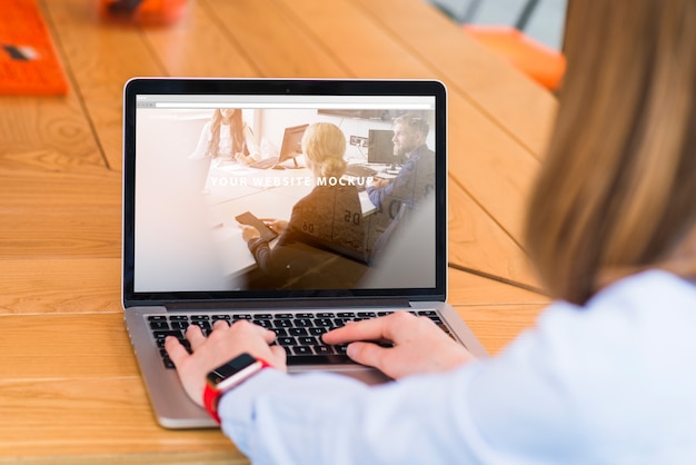 Frau, die mit Laptopmodell arbeitet