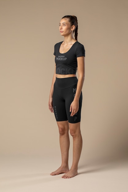 Frau, die Sportkleidungsmodell trägt