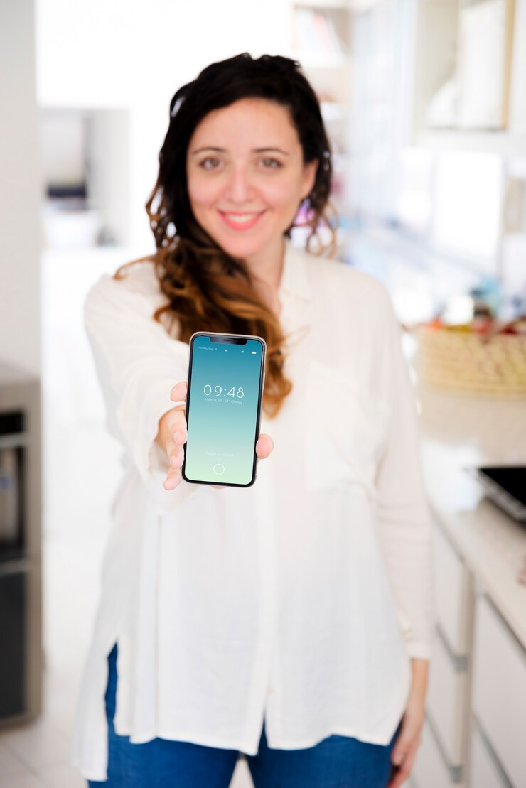 PSD frau in der küche smartphonemodell darstellend