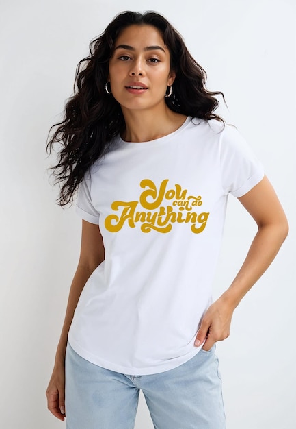 Frau in einem weißen You Can Do Anything T-Shirt