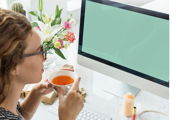 Frau mit computer