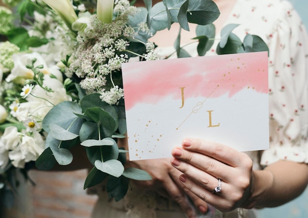 Frau mit einem hochzeitseinladungskartenmodell