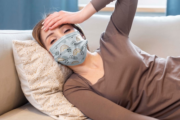 Frau mit medizinischem Maskenkonzeptmodell