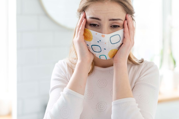 Frau mit medizinischem maskenkonzeptmodell