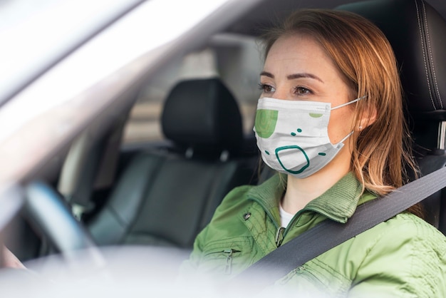 Frau mit medizinischem Maskenkonzeptmodell