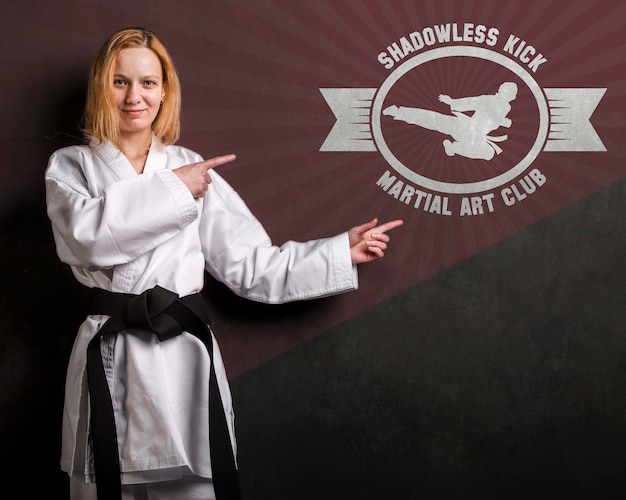 Frau mit schwarzem Karate-Gürtel und Kampfkunstmodell