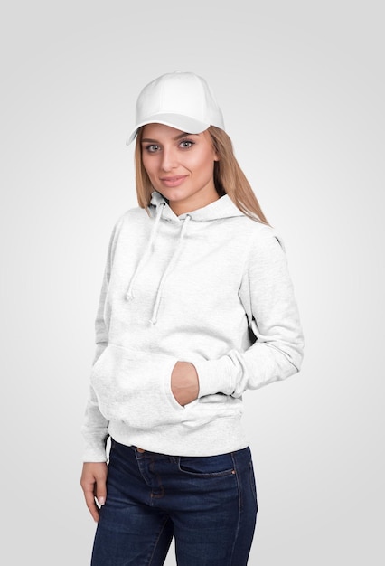 Frau mit weißem Hoodie und Mütze