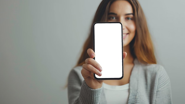 Frau sitzt an einem tisch und hält ein handy