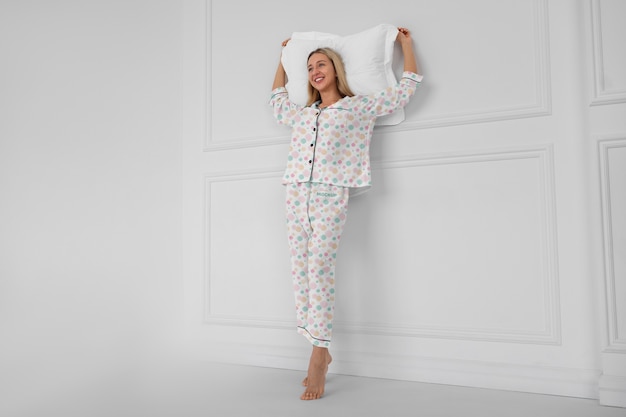 Frau trägt Pyjama-Attrappe