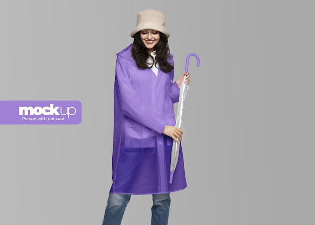 Frau trägt regenmantel-attrappe