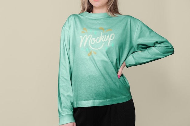 Frau trägt Sweatshirts Mockup