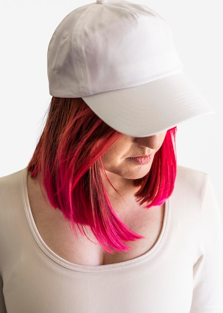 Frauen mit weißer Mütze PSD-Mockup Street Style